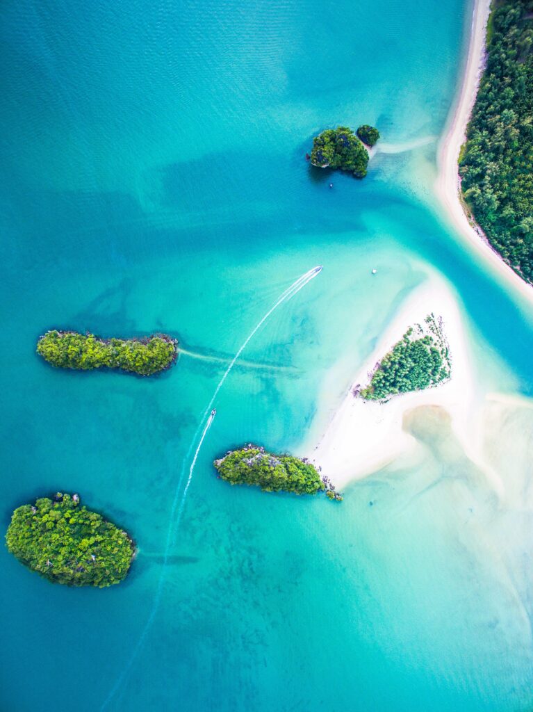 Vue aérienne d'îlots turquoise en Thaïlande, croisières SéMa