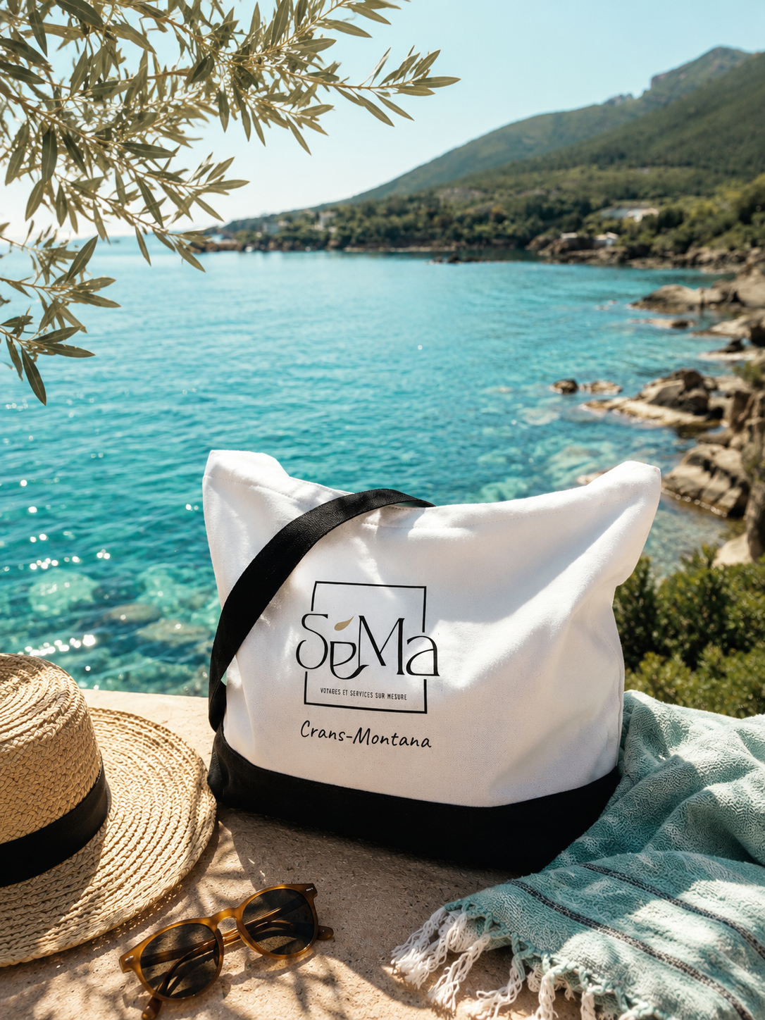 Sac de plage SéMa Signature, chapeau et lunettes de soleil face à la mer